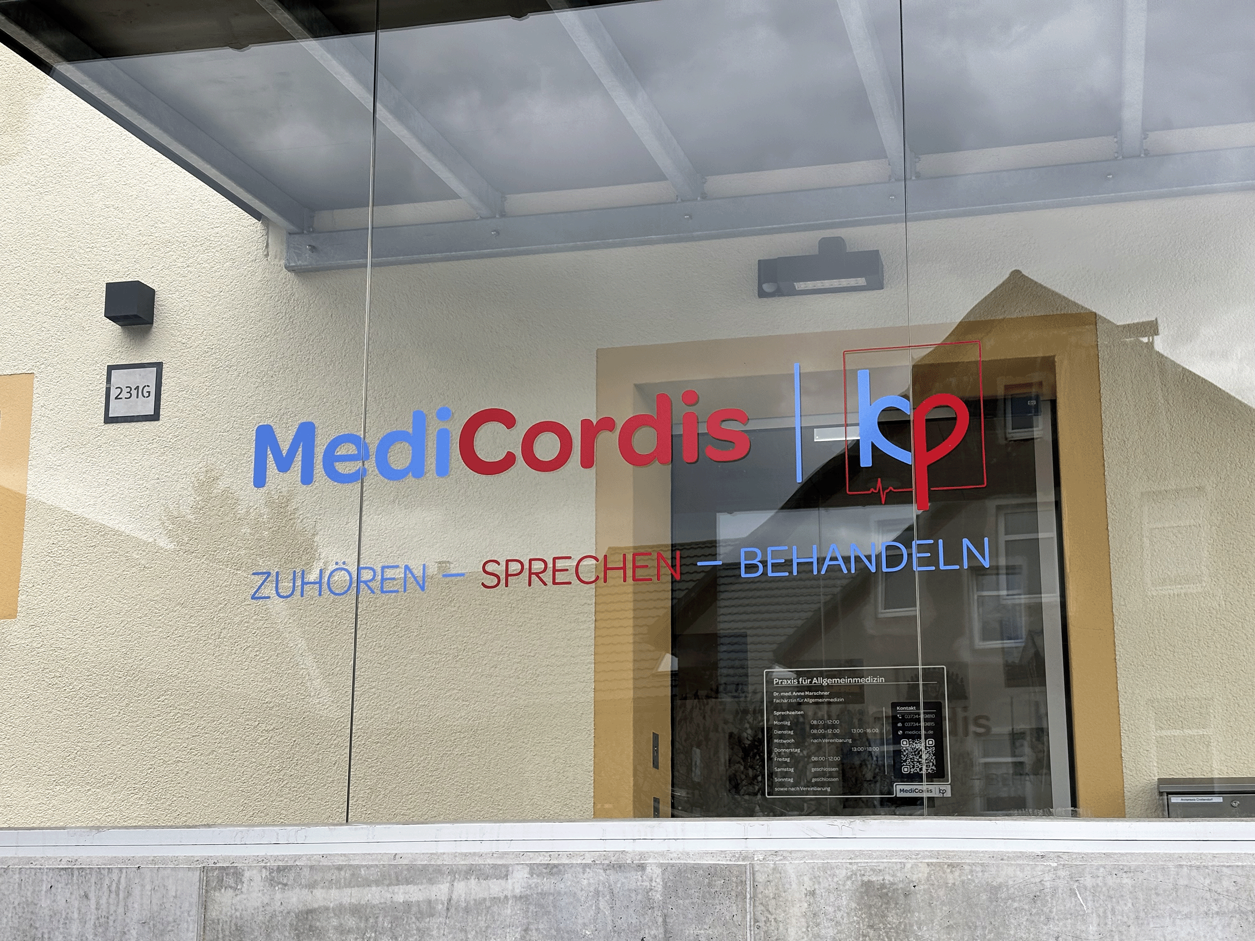 Eingang zur Praxis Crottendorf. Logo von MediCordis. Darunter die Worte ZUHÖREN, SPRECHEN, BEHANDELN